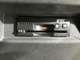 【ETC】有料道路を利用する際に料金所で停止することなく通過できる、ETC車載器(ノンストップ自動料金収受システム機器)が装備されています。セットアップを行うことで利用可能になります。