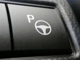 【パーキングアシスト】・・・縦列駐車や車庫入れをサポートします。車両がステアリング操作をアシストし、ドライバーはステアリングに手を添え周囲の安全確認と速度調整だけで後退駐車が可能です。