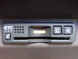 ■【ETC車載器】が装備されています。セットアップをしてお渡しとなり、ETCカードを差し込むだけで高速道路の利用が可能です。