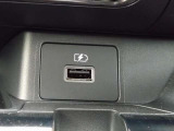 スマートフォンやポータブルゲーム機などの充電に便利な USB電源ソケットを運転席に装備。