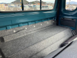 運転席と助手席の後ろに【シートバックスペース】を設置。貴重な工具・大切な書類、食品を置くなど使い方はイロイロ!