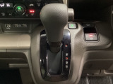 CVT車のセレクトレバーです。低速から高速まで、変速ショックのないスムーズな走りと、エンジン効率のよい領域を維持して燃費にも貢献します。サイドブレーキはスイッチ操作の電子制御パーキングブレーキです。