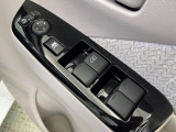 【電動格納ミラー】サイドミラーは電動格納式となっており、狭い駐車場でもキズがつくリスクを抑えられます。