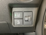 ハンドルの右側にはヘットライトリベライザーとHondaセンシング用のメインスイッチがついています。ヘッドライトリベライザーは道路状況や積荷の加重に応じてライトの高さを調節できます。