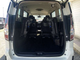 後席はシートを倒すとより広くなり大きな荷物も積めます☆
