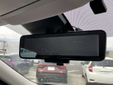 スマートルームミラーは車両後方の状況を映像で映し出してくれる優れものです!後席に人が乗っていたり、荷物で後ろが見えない時でも安心です!