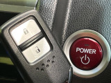 【Hondaスマートキー】カバンやポケットに入れたままでもドアの施錠・解錠が可能なスマートキーを装備。エンジンのオン・オフ時もカギを取り出す必要が無いからとっても便利です♪