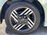 純正のアルミホイールです!お車に合ったデザインのホイールになっています!
