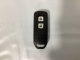 スマートキーを装備しています。鍵を差し込むことなくドアロックの開け閉めと、スタートボタン操作でのエンジンスタートができます。