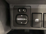 電動ドアミラーです。左右どちらのドアミラーもこのスイッチで動かすことができます。