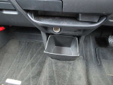 シフトレバー下の足元にも収納が付いています
