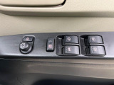 【電動格納ミラー】サイドミラーは電動格納式となっており、狭い駐車場でもキズがつくリスクを抑えられます。