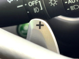 【パドルシフト】ハンドルから手を離さずに素早くシフトアップ&ダウンができるので、エンジンブレーキを使う下り坂や高速道路の合流で加速したい場面で役立ちます。