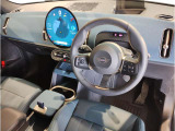 MINIの内装はとにかく『円』に拘ったデザインコンセプトが一目で伝わってきます。これほど円形に拘った車は他に御座いません。伝統のデザイン、トグルスイッチなど遊び心のある内装で御座います。