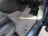 【後部座席のフロアマット】後部座席も純正フロアマット付きです。こちらも大きなスレや傷、汚れなどなくこちらも綺麗な状態です。