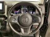 ハンドルにHondaセンシング系のクルーズコントロールやレーンキープアシストなどのスイッチと、オーディオの操作スイッチが装備されています。ハンドルから手を離さず安全に操作できます。