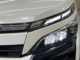 【LEDヘッドライト】悪天候や夜間走行時も良好な視界を確保し安心して運転できる高輝度LEDヘッドライトを装備!点灯速度が早く、消費電力も抑えられています。