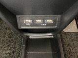 セレクトレバーの下に、スマートフォンなどの充電可能なUSB端子が2個、音源などの外部入力の可能なUSB端子が1個ついています。移動中に充電もできるので便利です。