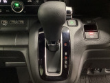 CVT車のセレクトレバーです。低速から高速まで、変速ショックのないスムーズな走りと、エンジン効率のよい領域を維持して燃費にも貢献します。サイドブレーキはスイッチ操作の電子制御パーキングブレーキです。