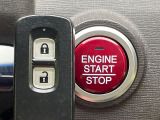 【Hondaスマートキー】カバンやポケットに入れたままでもドアの施錠・解錠が可能なスマートキーを装備。エンジンのオン・オフ時もカギを取り出す必要が無いからとっても便利です♪