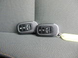 スマートキー標準装備です。キーをポケットに入れたままでもドアのロック&アンロックができ、雨の日や夜間、荷物の多い時に鍵穴を探さずに済むので大活躍です。