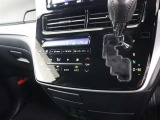 <シフトノブ>変速用シフトレバーのグリップ部です。 シフトレバーの先端にあり、運転操作中にドライバーが握るハンドルに次いで、最も接触部分の多いパーツです。
