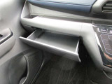 グローブボックスの上にも引き出し式の収納が有ります