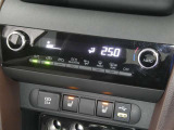 【オートエアコン】車内温度を感知して自動で温度調整をしてくれるのでいつでも快適な車内空間を創り上げます!どの席に座っても快適なドライブが楽しめます♪