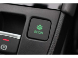 ECONボタンを押せば、エアコンの省エネモードなどで省燃費をサポートします。またヘッドライトレベリングでは光軸の上下調整ができ、重たい荷物を積んでも相手車両に眩しい思いはさせません♪