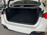 【トランクルーム】全面をファブリック処理し荷物に傷がつくのを防ぎます。ラゲージルーム照明を装着。背もたれをほぼ水平まで倒すことが出来ますので、大きな荷物の収納にも便利です。