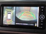 パノラミックビューモニター付きです。車両を上から見たような映像をナビゲーション画面に表示。運転席からの目視だけでは見にくい、車両周辺の状況をリアルタイムでしっかり確認できます。