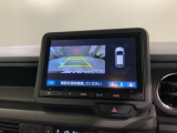 リバースギアに入れるだけで後方の表示へ切り替わります。夜間や雨の日の駐車も楽になりますよ。