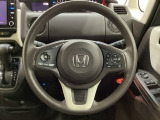 ハンドルにHondaセンシング系のクルーズコントロールやレーンキープアシストなどのスイッチと、オーディオの操作スイッチが装備されています。ハンドルから手を離さず安全に操作できます。