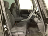 女性でも運転がしやすいように、シートの高さ調整機能(シートリフター)がついています。運転席と助手席の間が空いている為、助手席側への移動がスムーズです。交通量の多い道でも助手席側から乗り降りができます。