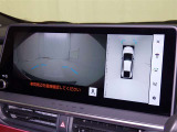 パノラミックビューモニターシステムが付いているので車の上から見た映像が確認できますよ。 一目で車両周辺の情報を確認できますが、直接安全をご確認下さい。