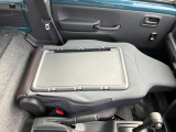 助手席を倒すと【シートバックテーブル】に。デスク代わりにしたり、タブレットを立てかけたり、フックで荷物の固定したり毎日のシーンで大活躍。