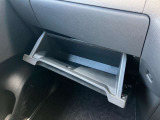 助手席前グローブボックス