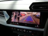 ●車両の4つのカメラから得た映像を合成して、まるで上空から眺めているような映像をナビモニターに表示し、車両周辺にある障害物や歩行者などの発見をサポートする機能です。