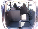 リヤシートは分割して倒せるので、乗員や荷物に合わせてアレンジ可能です!