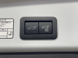 【パワーバックドア】スマートキーや運転席のボタンを押すだけでリアゲートが自動で開閉します!荷物を持っている時や、高い位置にあるバックドアを閉める際に便利な機能です♪