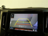 バックガイドモニター付き。車両後方の映像をナビ画面に表示し、駐車などの後退操作をサポートします。