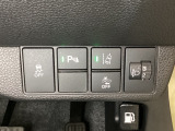 ハンドルの右側にはヘッドライトレベライザーとHondaセンシング用のメインスイッチがついています。ヘッドライトレベライザーは道路状況や積荷の加重に応じてライトの高さを調節できます。