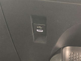 こちらのクルマはUSB接続コネクタも装備されています♪スマホの充電などにお使い下さい。ご旅行中での充電切れも、これなら心配いりませんね!