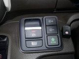 【電子制御パーキングブレーキ】スイッチ操作でパーキングブレーキをオン/オフ。発進時、運転席のシートベルトが着用されている時アクセルを踏めば自動的に解除されます。