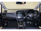 操作性に優れた運転席となります!小物入れや各ボタンの配置にこだわり、使いやすいです!座り心地もよく視認性も良好なのでロングドライブもお任せ下さい!