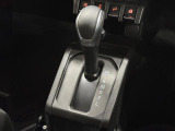 【フロアシフト】直感的な操作性や手に取りやすいレバー位置が特徴です。