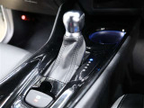 CVT(無段変速)のオートマチックです。フロアシフトがとても使い易いです。また高燃費に貢献するのもこのオートマチックです(*^_^*)