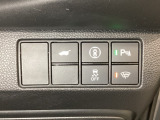 Hondaセンシング用の、VSA(ABS+TCS+横滑り抑制)解除と路外逸脱抑制機能のオンオフスイッチなどはハンドルの右側に装備しています。