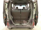 開口部も広く荷物の積み下ろしもしやすいお車となっております。シートの背もたれは5:5の割合で背もたれを可倒でき、前後のシートスライドもできるので荷室をひろげることができます。