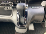 自然に手が届き、操作性の良いインパネシフトに、パーキングブレーキは、フットブレーキタイプなので、運転席と助手席の間はすっきりしています。